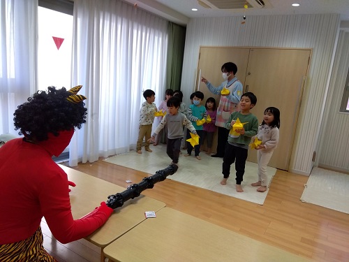 節分行事を行いました👹
鬼が登場すると驚いてしまう子もいましたが、子どもたちは勇気を出して豆を投げ、鬼退治を頑張っていました🔥
