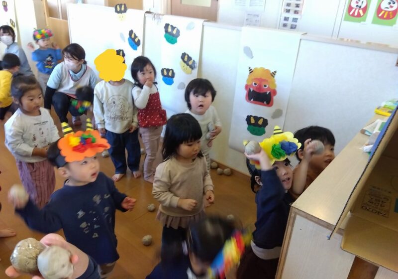 子鬼さんを退治するお友だち、大きな鬼さんを退治するお友だちと二手に分かれている様子が。”ぽけっとランドひばりヶ丘”というチームになって鬼退治に一生懸命です★