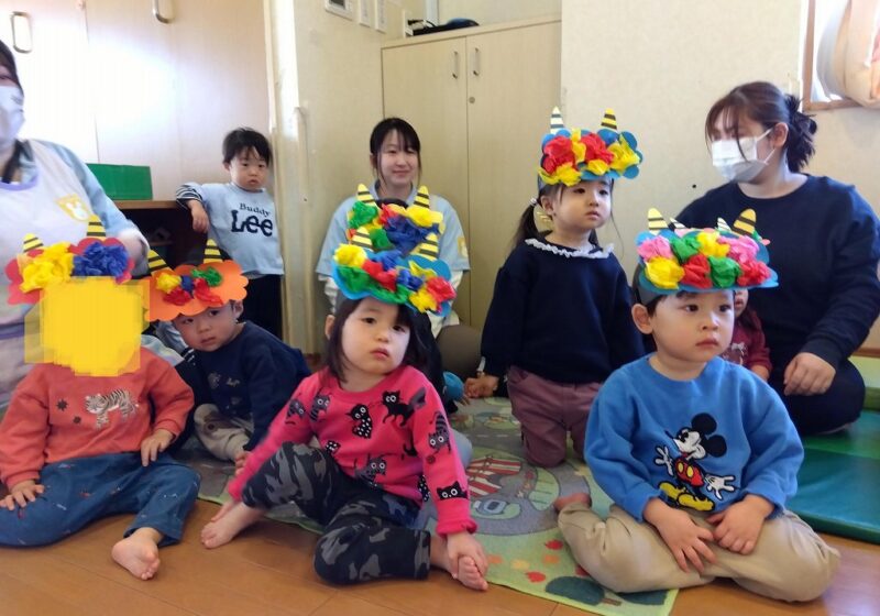 にじ組は手作りの鬼のお面も準備していました。クラス製作で作ったものを喜んで身に着けて楽しんでいました＾＾カラフルな鬼さんだね。