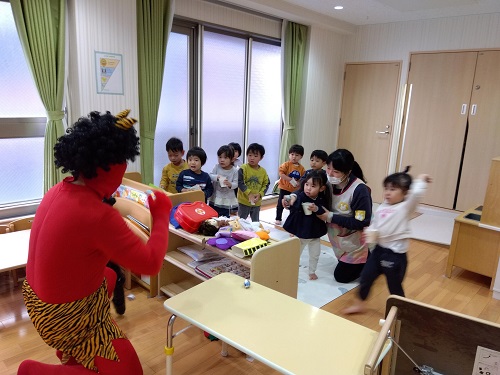 最後には鬼と握手をしてみたり、少し緊張した表情ながらも笑顔を見せてくれたりと変化が見られました😊