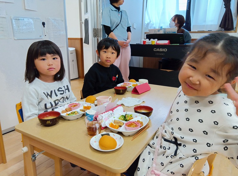 ～おわかれきゅうしょく～
にじ組はつき組と一緒におわかれ給食を楽しみました。
ネームプレートを作り、みんなの大好きなメニューを中心におかわりまである豪華な給食なりました。
また、おやつにはなんと一人ひとりの名前入りマショマロサンド、自分の名前を見つけて大興奮でした。