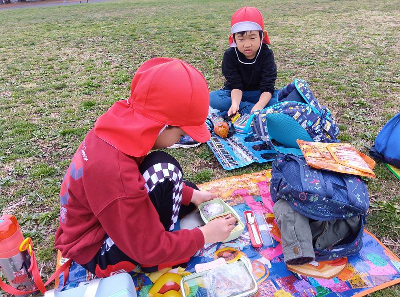 ～そつえんえんそく～
今年の遠足の行先はみんなで決めた「葛西臨海水族館」でした。
前日からわくわくが抑えきれず「明日だね！」「晴れるかな～」と遠足の話題が止まらないにじ組。
当日は電車に乗り、長い距離をリュックを背負って歩きましたが全員参加でたくさん遊びました。
素敵な思い出になりましたね。