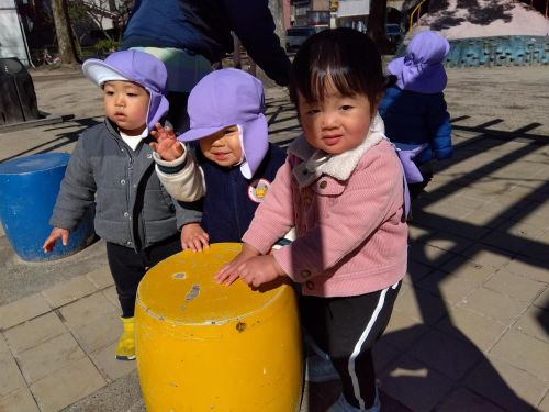 こちらでは、両手でトントン♪とたたいて喜んでいます🥰
太鼓のように音をならして遊びました✨