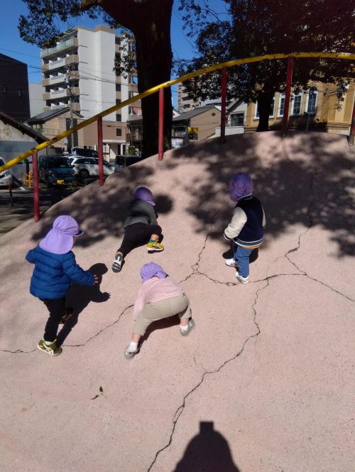 やまのぼりに挑戦💪
よいしょよいしょとのぼりますが、なかなかうまくいきません💦
それでもあきらめず自力でのぼろうとしています😊
