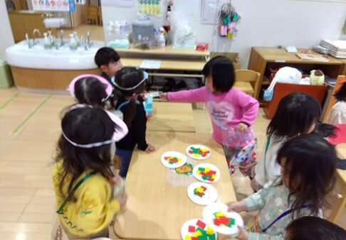 2歳児　ぱんだ組「おかいものごっこ」