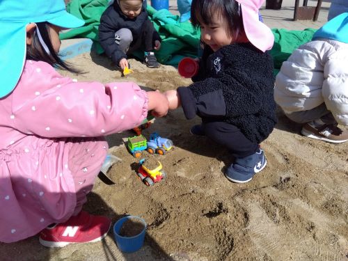 最近は、周りの友だちとの関わりがぐんと増えてきました🎵
砂場では、スコップを使って大きなお山作りに挑戦する姿も見られます🙌