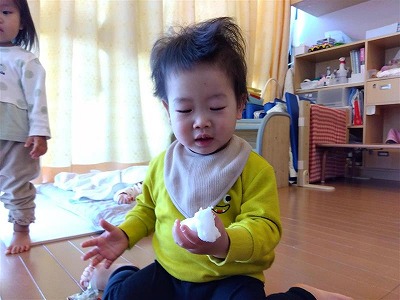 初めての雪に触れました　～0歳児～