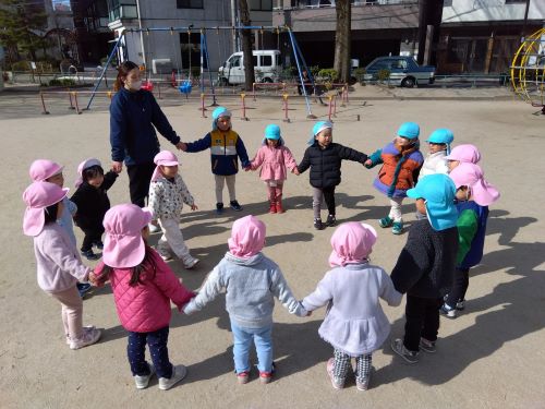 日中はぽかぽかとあたたかい日が増え子どもたちも嬉しそうに過ごしています🌸
2歳児クラスのみなさんは、3歳児クラスの友だちと公園に行きました🌈