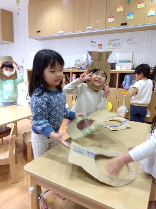 一人ひとりがオリジナルのいちごの顔はめをつくって見せ合いっこ🍓自慢大会がはじまりました😆