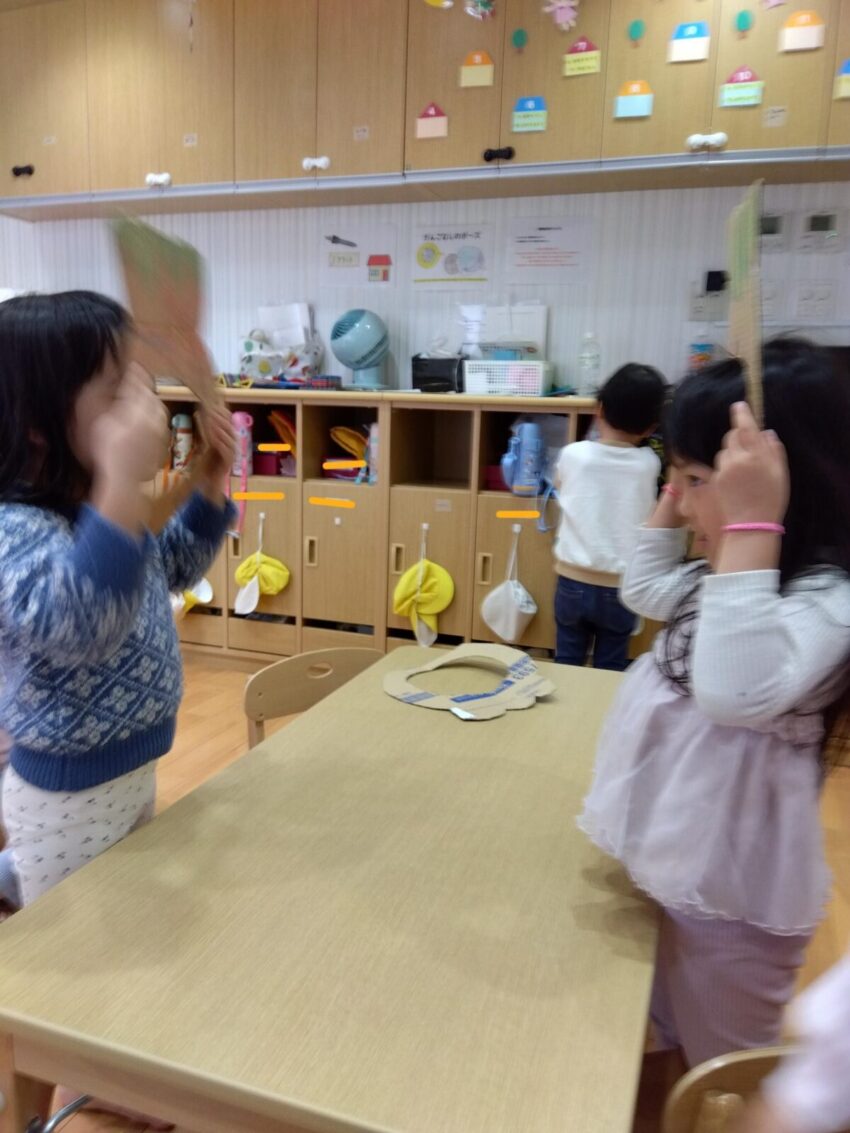 枠を顔に合わせて、「どう？」
友だちから「ちょっと大きいんじゃない？」などと互いに声をかけあってサイズを調整していきました🎉