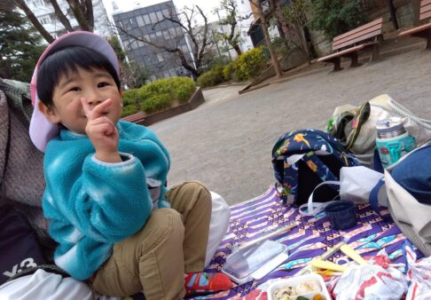 ２歳児「親子散歩へ行ってきました🍙🍴✨」