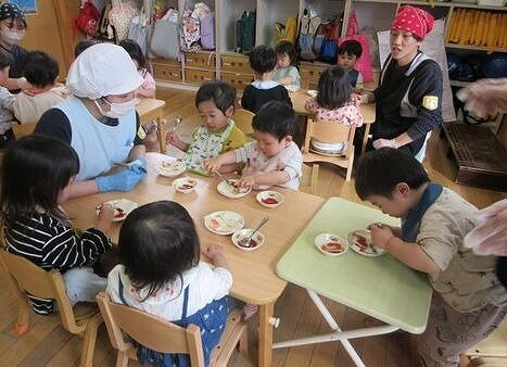 1歳児クラス～食育活動でいちごジャムサンドを作ったよ～