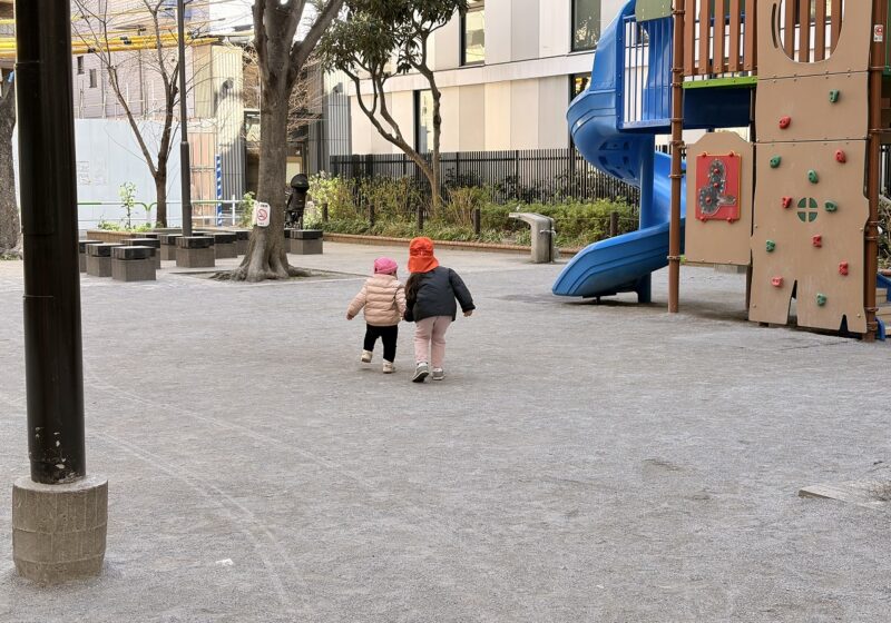 お姉さんと一緒に手を繋いで散策だ～♪
