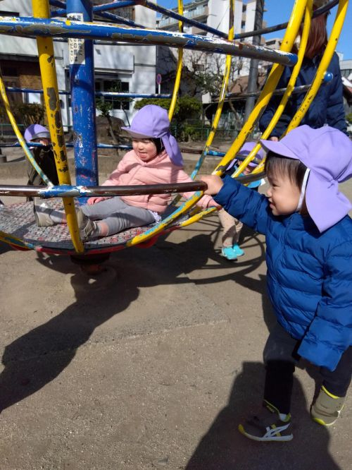 グローブジャングルです🌎
保育士に見守られながら乗ったり、動かしてみようとしたりしています👀