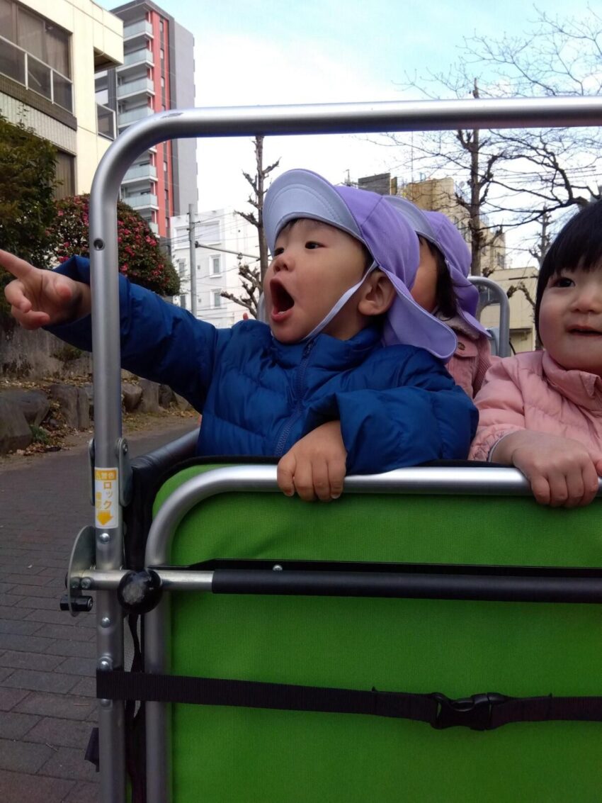 行き帰りの道中も景色をみることを楽しみ、興味のあるものを指差して大きな声で友だちや保育士に知らせていました✨
入園してから今日までの間に、子どもたちはすっかり歩けるようになり、簡単な言葉で気持ちを伝えられる姿も見られるようになりました👏
一人ひとりの成長を日々感じています💎