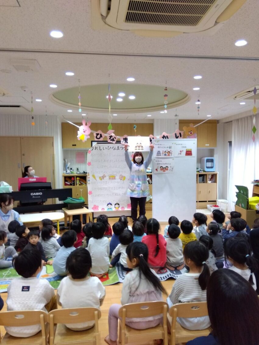 ひなまつり会に参加しました🍑
導入は手遊びからはじまり、和やかな雰囲気の中で会がスタートしました🙌