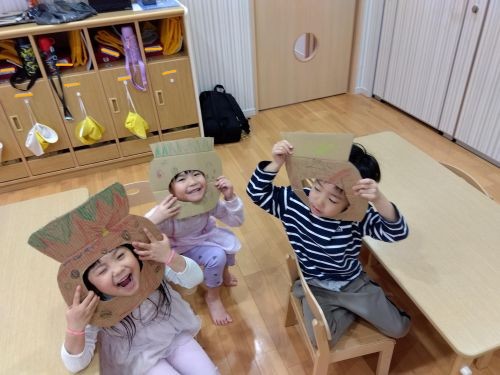 最後にいちごの生長をイメージし、いちご役は子どもたち、育てるのは保育士と役割を分けて、水やりからスタートし、いちごが育って食べるという一連のストーリーをつくりました。保育士が育ったいちごをおいしそうにモグモグ食べる真似をすると子どもたちは嬉しそうな表情をしていました🌞一つの段ボールが楽しい遊びに変身🙌みんなで考えると遊びの幅が広がり想像力が育まれますね🌱