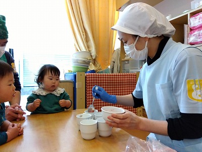 食育(いちごミルク作り)~0歳児~