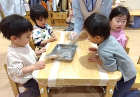 1歳児　りす組「おさかな解体ショー」