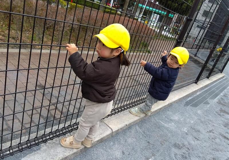 フェンスにつかまってみたよ