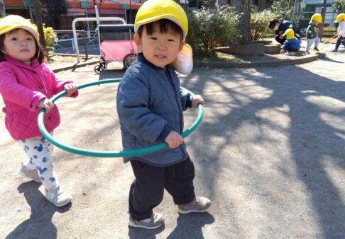戸外遊びの様子〜１歳児〜