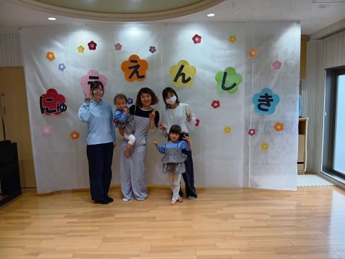 入園式・進級を祝う会を迎えました🌸
新年度が始まり、どきどき・わくわくした表情で参加する姿が見られました。進級を祝う会では、進級したことを喜び、新しいクラスでの生活に期待を膨らませている様子が印象的でした。
新しい担任の先生の発表や、みんなで、「よろしくお願いします！」とご挨拶もしました✨
また、他のクラスの先生の名前を言いながら楽しそうに参加する姿も見られ、和やかな雰囲気の中で会が進みました🌸
大切なお子様を安心してお預けいただけるよう、「私たちの約束」を掲げ、職員一同保育に取り組んでまいります🤭