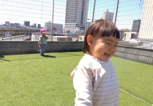 １歳児　りす組　「はじめての屋上遊び」