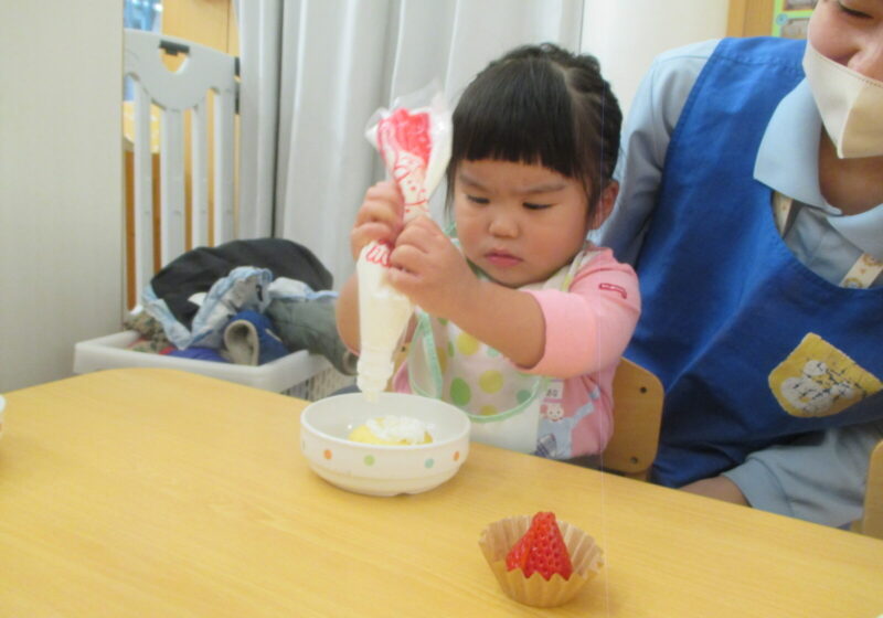 ☆おやつは、自分でクリームを絞りケーキを完成させてから食べました！