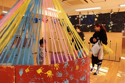 4歳児さんはみんなで大きな遊べるお家を作りました。