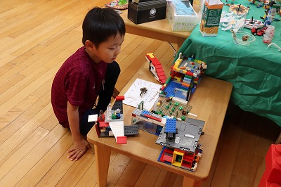 市ヶ谷保育園の作品展は自然物や様々な素材を使って子どもたちの個々の発想や遊びの中で偶然性から生まれた作品を展示しています。
中には普段遊んでいるブロックも毎日の積み重ねでお友だちと協同しながら物語を作りながら出来上がった物もあります。
子どもたちの感性や創造性を育むために、日々の造形遊びを大切にしています。