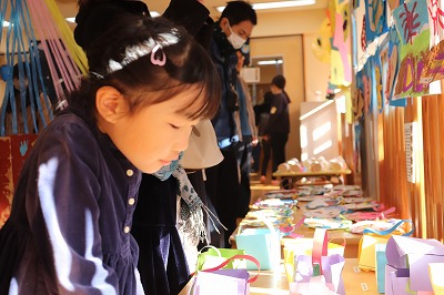 じっと見つめている視線も素敵です✨