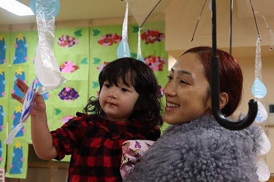 親子で全ての作品を見られるので作った時の様子を先生から教えてもらえます。