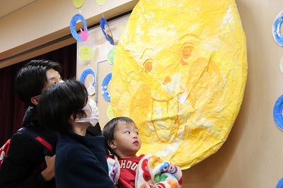 秋のコーナーにある大きなお月様にびっくり😮