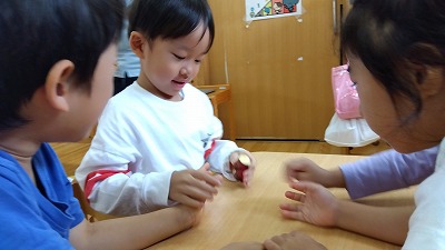 芋ほり遠足に行って、実際に自分たちで土を掘って芋を掘り起こした子どもたち。
土の中で育つ植物や虫に興味を持って、後日お友だちと本やパソコンを使用して調べて様々な種類や形があることを知りました。