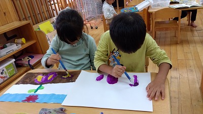 この後は3歳児さんと一緒に食育で焼き芋を作りました。熱を通すことで固かったサツマイモが柔らかく美味しくなることに嬉しい再発見のあった子どもたち。
さらに固くても虫にとっては美味しい食べ物だということも経験したからこそ自分たちで理解出来たことでした。
市ヶ谷保育園ではたくさんの発見と喜びが学びに繋がっていくように保育活動を行っています。