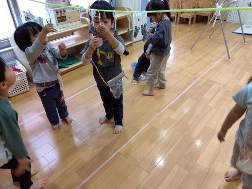 私たちの約束
「.やりたい気持ちを育てるために、楽しく遊べる保育環境を提供します」
いちご狩りごっこを楽しみました🍓
担任保育士が「いちご狩りに行こう！」と子どもたちに声をかけ、一人ひとりにいちごを入れる袋を手渡しました。子どもたちはウキウキ・わくわく♪
いちごの摘み方をジェスチャー
で教えてもらい、やる気満々の様子でした💎
いちご摘みが始まると、大きないちごを探す子や、たくさん摘もうとする子など、それぞれ楽しむ姿が見られました。
白っぽいいちごや、赤くて濃いいちごを見比べながら、「このいちごは甘いかな？」「こっちの方が大きいね！」などと発言しながら考えていました！
とても楽しかったようで、いちごを摘み終えた後も「もう一回やりたい！」と、2回・3回と繰り返し楽しんでいました♪
お友だちと楽しく遊べる環境作りを行っています🌞