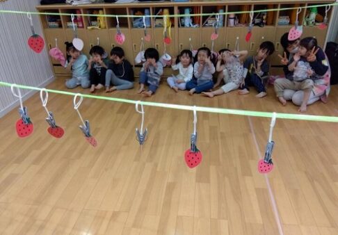 ３歳児　いちご狩りごっこ
