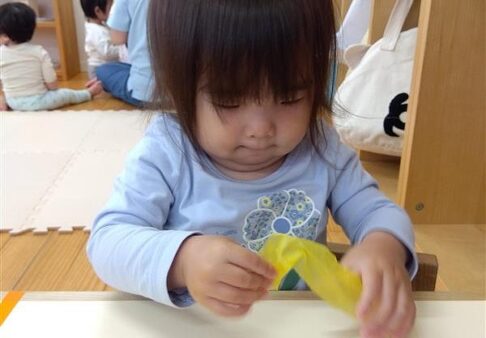 1歳児クラス　花紙製作♬