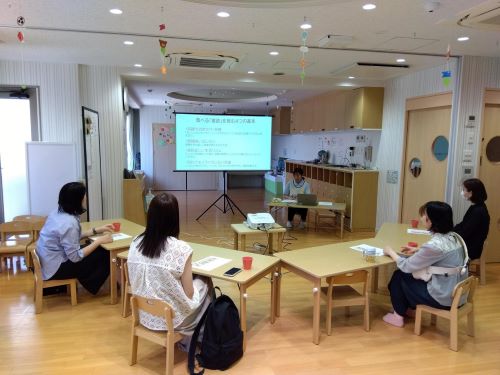 子どもたちの園での様子や小さな成長を保護者の皆さまと共有しました。
園では、私たちの約束に掲げている「⑤日々のどんな小さな成長も保護者と共有します」という思いを大切にしています。クラス懇談会では日頃のこどもの様子を動画でみたり、同じ悩みを持つ保護者同士で話し合い、子育ての楽しさを共有する時間にしています。