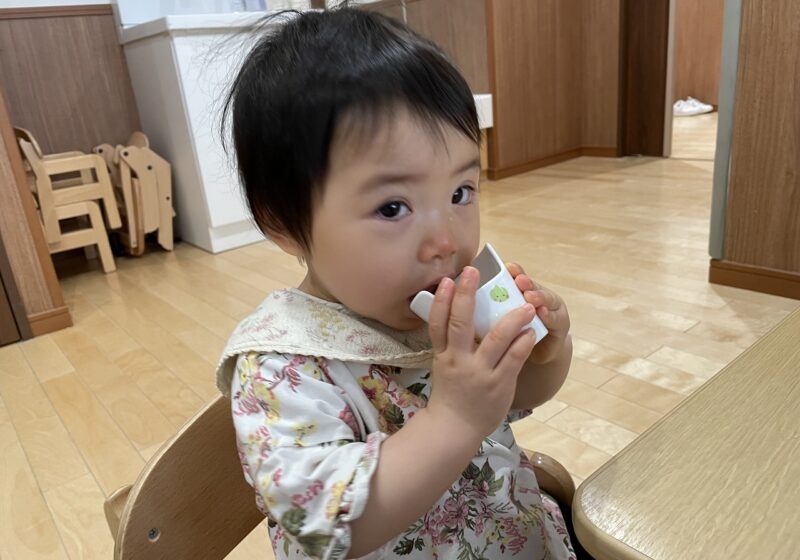 コップを自分で持って飲めるようになってきたよ～！