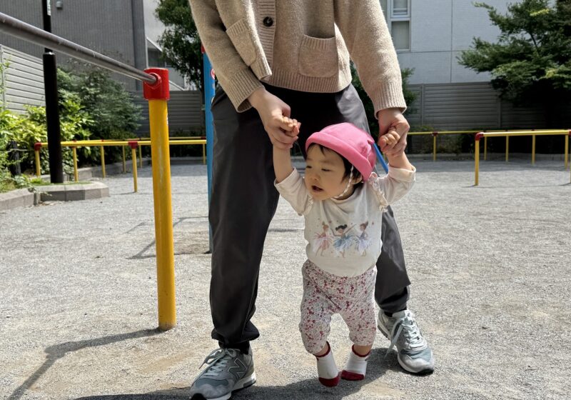 手を繋いで練習中！