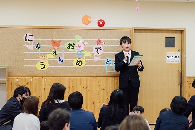 入園式では先生のお話や、新しく入ったお友だちの紹介をします。
お名前を呼ばれると嬉しそうに返事をするお友だちや、恥ずかしそうなお友だちもいました。
泣いても笑っても怒っても、どんな姿も可愛い子どもたち。
表情も保育園で生活するうちにどんどん豊かになります。
どんな表情に出会えるか、今からとても楽しみです♪😊