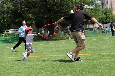 広いグラウンドで思いっきり走ります。保護者の方も子どもたちが楽しめるように子どもたちのスピードに合わせながら参加して頂いていました。ありがとうございます！