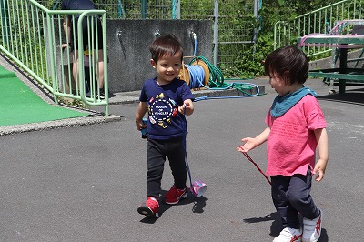 大好きなお友だちと一緒にコロコロ引っ張る玩具で広いグラウンドの様々な場所で動きを楽しんでいます。
それぞれの年齢に合った遊びや運動を見て頂ける機会になりました。
市ヶ谷保育園では保護者の方や子どもたち、職員と笑顔になれる体験や経験を通じて信頼関係の輪が太くなっていくような行事を行っています。
この行事で楽しかった事を明日からの子どもたちの笑顔へ繋がっていくようにしていきたいです😊