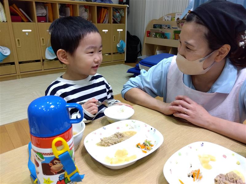 クラスごとに順次給食