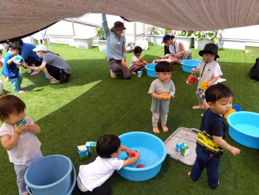 氷ってどんなもの？手作りジョウロの仕組みはどうなってるの？子どもたちの「知りたい！」を育てます✨
私たちの約束にある「やりたい気持ちを育てるために楽しく遊べる保育環境を提供します。」に基づいて日々保育を行っています🎵