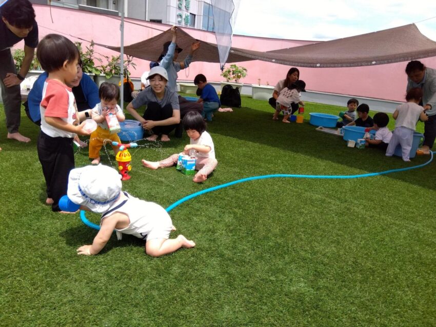 子育て支援イベントで水遊びを行いました✨
ちゅーりっぷ組(1歳児)のみんなと一緒に仲良く水遊び‼冷たいお水、とっても気持ちいいね💛