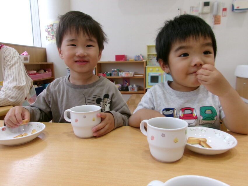 朝のおやつ(乳児)・朝の会(幼児)