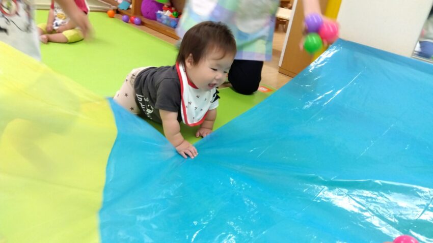 ポリ袋カーテンあそびを行いました！
袋の上をハイハイで登っていこうとしています😊