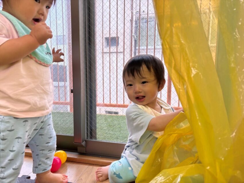 「ばあ！」と顔を出して、お友だちや保育士の反応を楽しんでいます🤭
